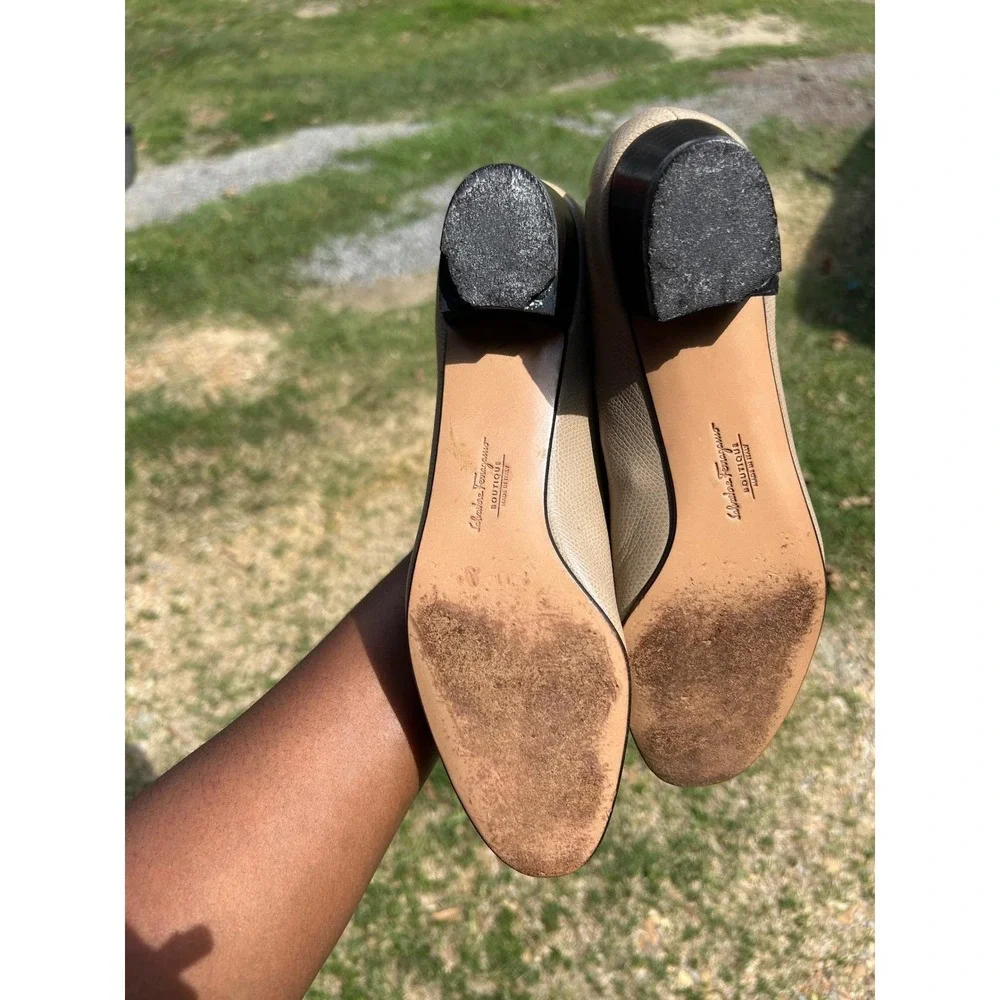 Salvatore Ferragamo Vara Pump Womens 8.5 AA Beige Pebbled Leather Bow Good